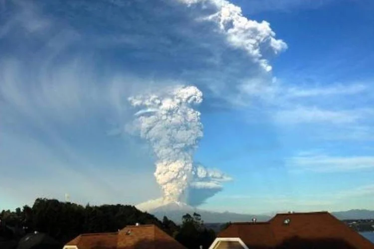 O vulcão Calbuco em erupção visto de Puerto Varas, Chile (Gian Repetto/AFP)