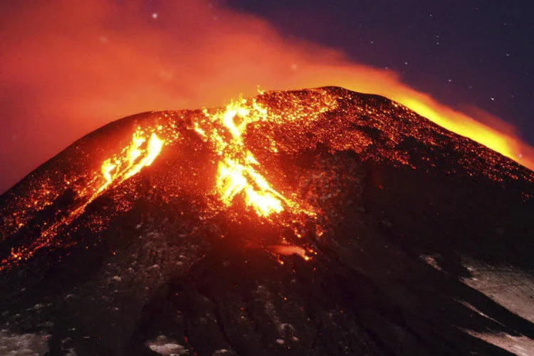 Erupção do vulcão Villarrica, no Chile (Lautaro Salinas/Reuters)