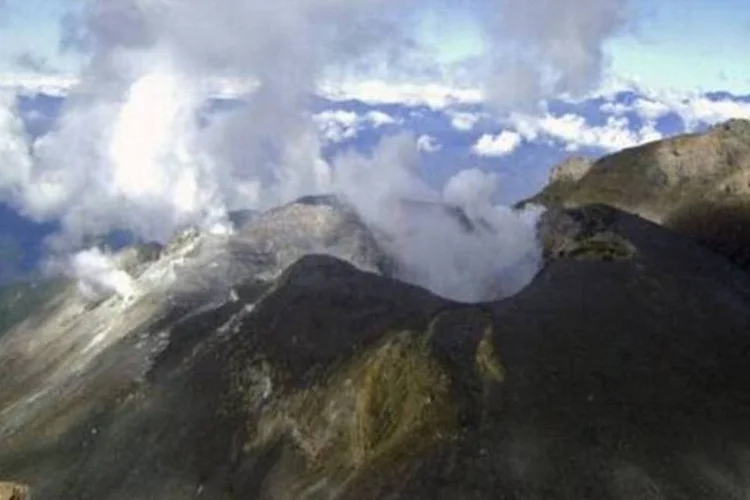 
	Vulc&atilde;o: o Reventador, que se ativou em 2002, fica cerca de 90 quil&ocirc;metros ao leste de Quito
 (AFP)
