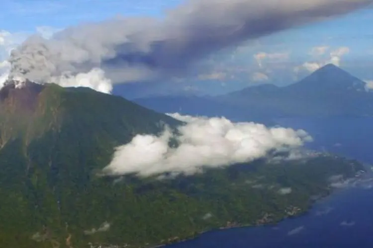 Visão aérea do vulcão Gamalama, em atividade, soltando fumaça e cinzas (Reuters)