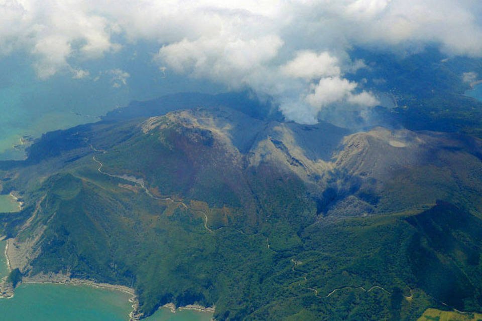 Forte erupção de vulcão provoca evacuação de ilha no Japão