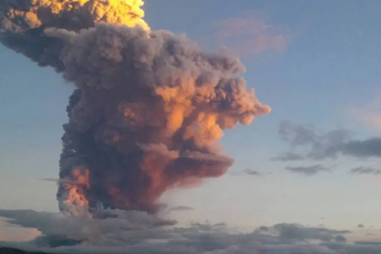 
	Cinzas saindo do vulc&atilde;o Tungurahua pr&oacute;ximo de Banos, ao sul de Quito, no Equador
 (Carlos Campana/Reuters)