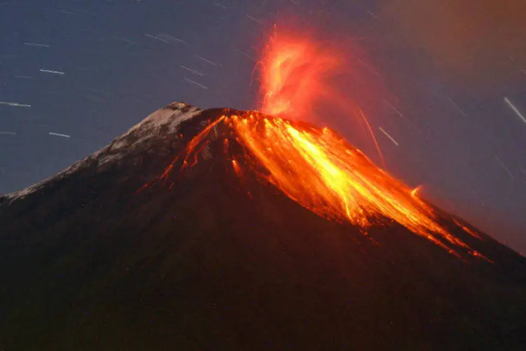 Vulcão Tungurahua, no Equador: não se descarta um aumento repentino da atividade do monte (Carlos Campania/Reuters/Reprodução)