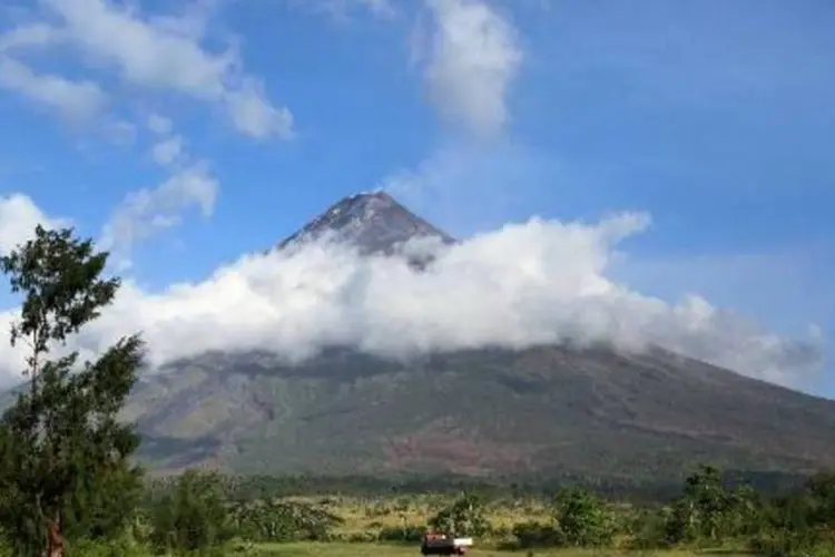O vulcão Mayon: vulcão pode entrar em erupção nas próximas semanas (Charism Sayat/AFP)