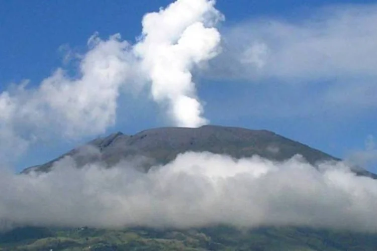 Vulcão Galeras, na Colômbia: abalos sísmicos e eliminação de gases indicam erupção (José Camilo Martínez/Wikimedia Commons)