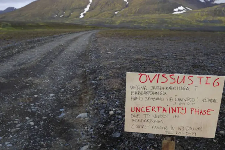 Placa perto de vulcão na Islândia: inzas da erupção do Eyjafjallajokull em 2010 fechou grande parte do espaço aéreo europeu por seis dias (Sigtryggur Johannsson/Reuters)