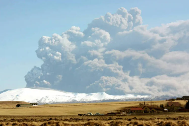 O vulcão Eyjafjallajökull em ação: de novo, a Islândia assuta o mundo (Wikimedia Commons)