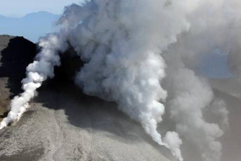 Vulcão a 160 quilômetros de Tóquio entra em erupção