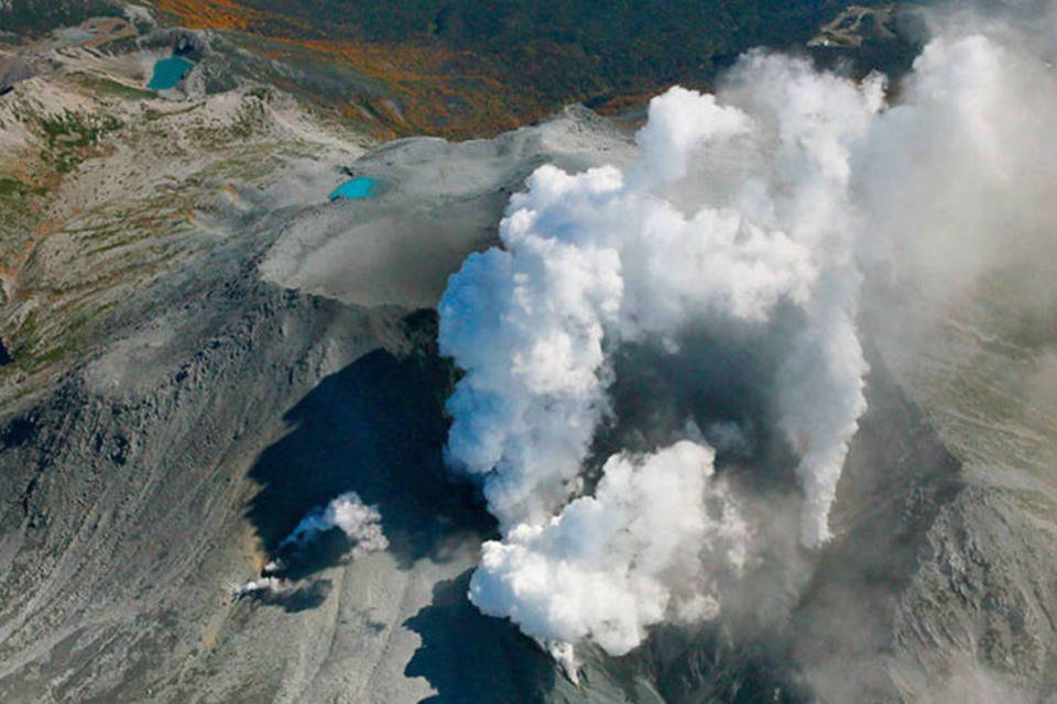 36 morrem em erupção de vulcão no Japão