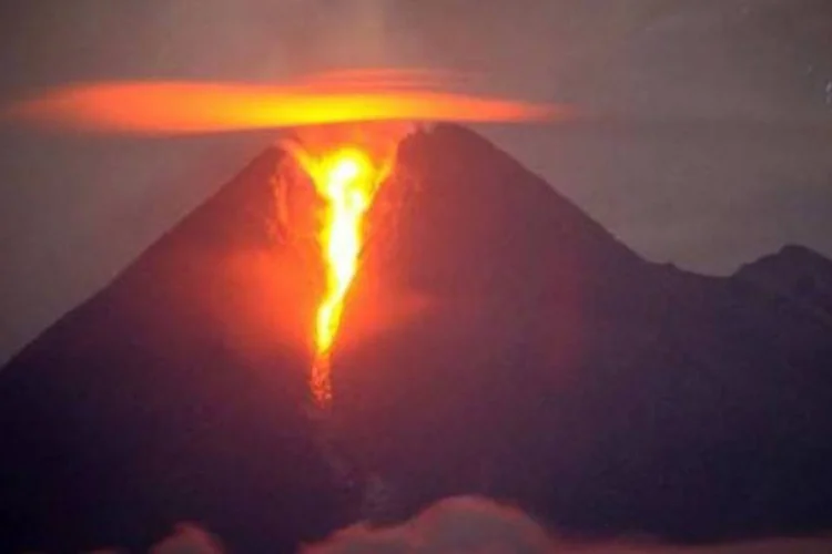 O aumento da atividade no Merapi ocorreu depois do registro de uma série de erupções no último domingo
 (Sonny Tumbelaka/AFP)