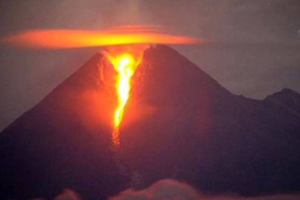 Vulcão indonésio Merapi registra várias erupções