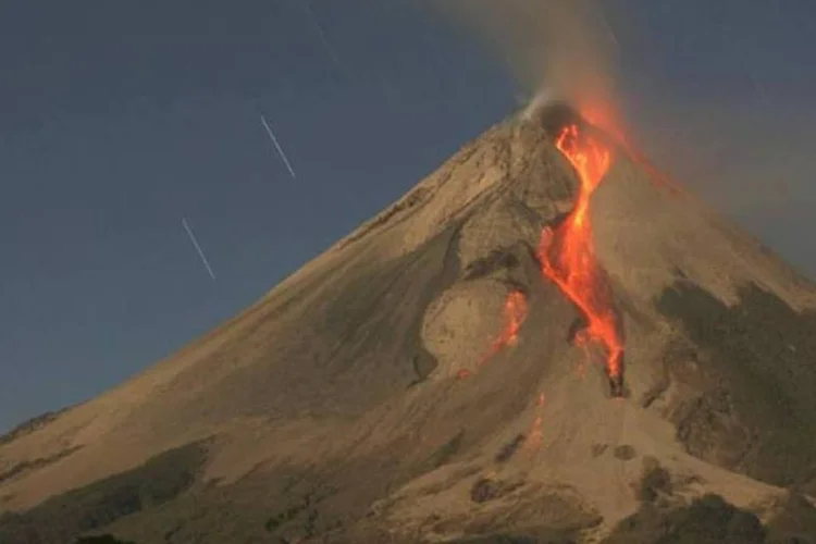 Última erupção do vulcão Merapi, em 2006, na Indonésia (Dimas Ardian/Getty Images)