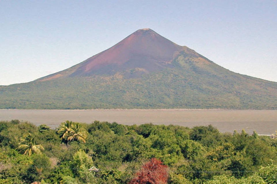 Vulcão Momotombo entra em erupção após 110 anos na Nicarágua