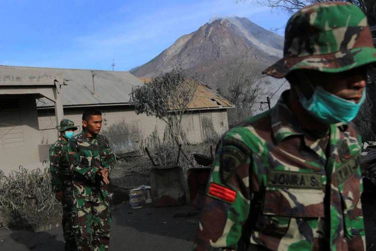 Todas as vítimas da erupção de sábado estavam trabalhando em suas fazendas, na aldeia de Gamber, a 4 mil quilômetros do vulcão (Antara Foto/Reuters)