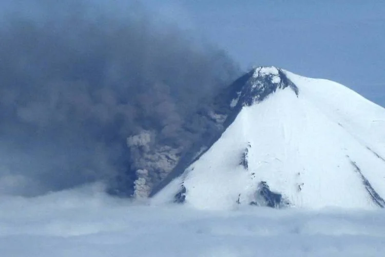 Cinzas da erupção do vulcão Pavlof Volcano, localizado em uma região desabitada do Alasca (Paul Horn/Alaska Department of Fish and Game/Divulgação via Reuters)