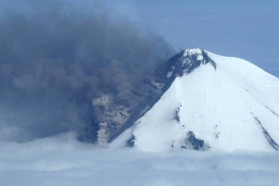 Vulcão intensifica erupção no Alasca e põe região em alerta