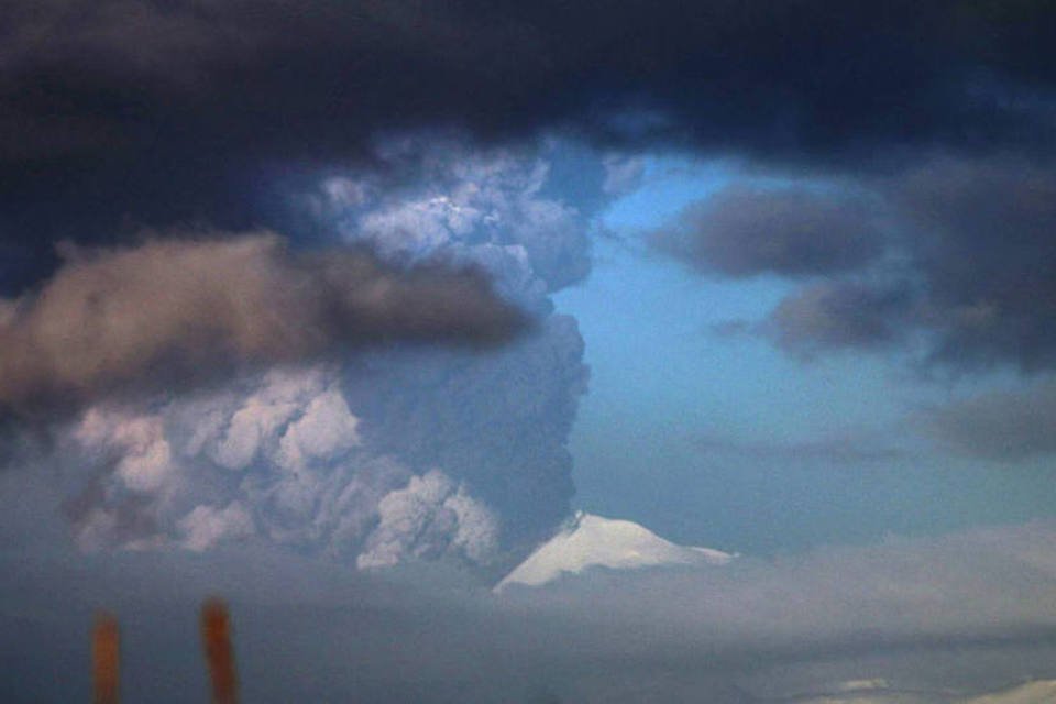 Vulcão no Alasca entra em erupção e lança cinzas