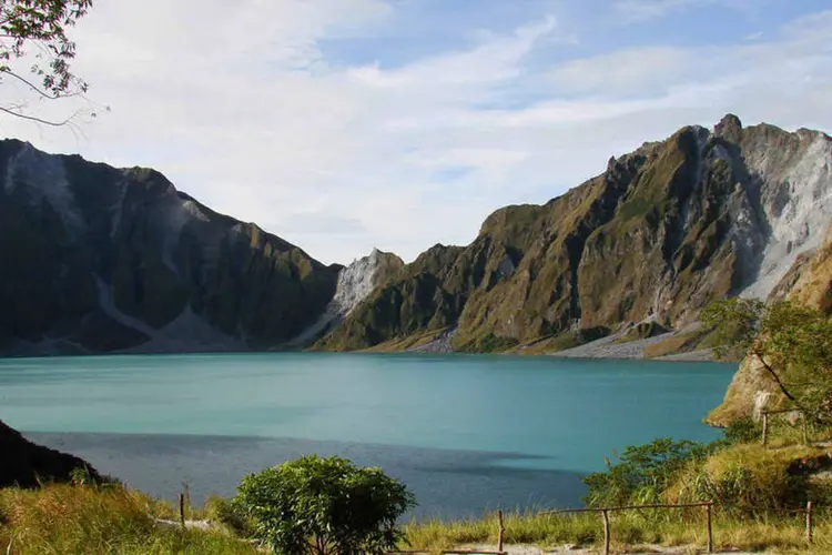 
	Pinatubo: vulc&atilde;o e o lago que se formou em uma cratera ap&oacute;s a violenta erup&ccedil;&atilde;o de 1991 &eacute; um dos principais destinos tur&iacute;sticos das Filipinas
 (ChrisTomnong / Wikicommons)