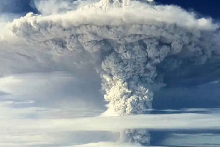 Nuvem de cinzas do vulcão Puyehue: problemas na América do Sul e na Oceania (Ho/AFP)
