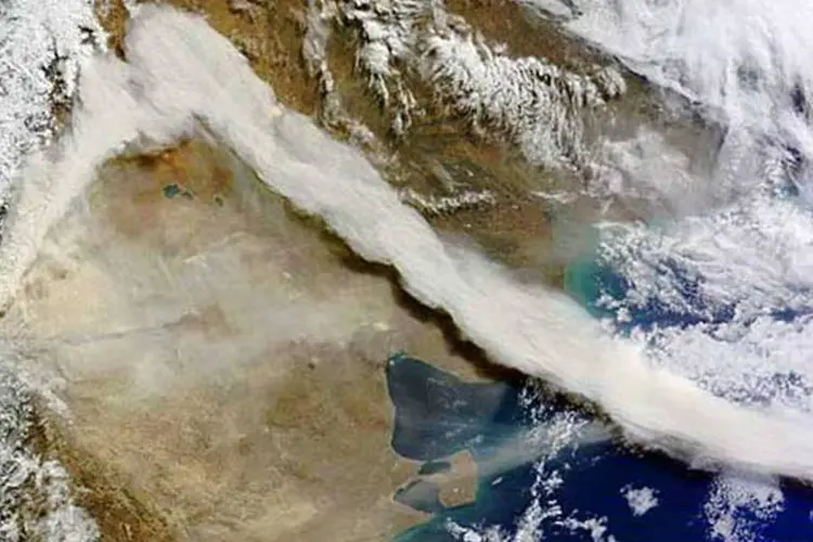 A foto da Nasa mostra que a nuvem de cinzas expelida pelo vulcão Puyehue atravessou a Argentina e chegou ao Atlântico (NASA Goddard / MODIS Rapid Response Team)