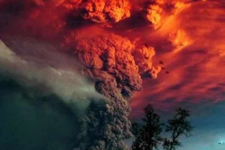 Nuvem de cinzas do vulcão Puyehue, no sul do Chile (Claudio Santana/AFP)