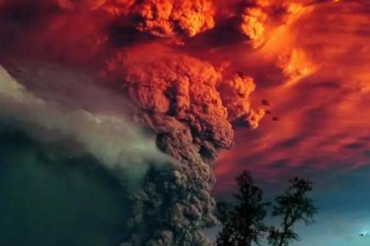 A nuvem de cinzas expulsa pelo vulcão Peyehue alcança os 12 mil metros de altura (Claudio Santana/AFP)
