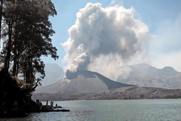 
	Vulc&atilde;o Rinjani em erup&ccedil;&atilde;o, em Bali: &quot;Est&atilde;o sendo registrados cont&iacute;nuos tremores por causa das atividades vulc&acirc;nicas e ainda &eacute; elevado o potencial de mais erup&ccedil;&otilde;es&quot;
 (Lalu Edi / Reuters)