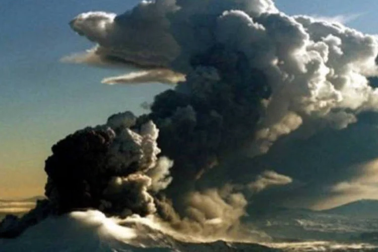 
	O vulc&atilde;o Ruapehu da Nova Zel&acirc;ndia entra em erup&ccedil;&atilde;o em junho de 1996: ele foi usado para representar o Monte da Desola&ccedil;&atilde;o nos filmes &quot;O Senhor dos An&eacute;is&quot;
 (Manawatu Standard/AFP)