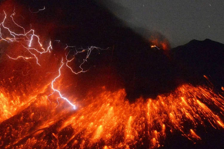 
	Vulc&atilde;o Sakurajima no Jap&atilde;o: canais de TV local mostraram as explos&otilde;es laranjas no cume do Sakurajima, que eram acompanhadas de raios e de fuma&ccedil;a preta
 (Reuters)