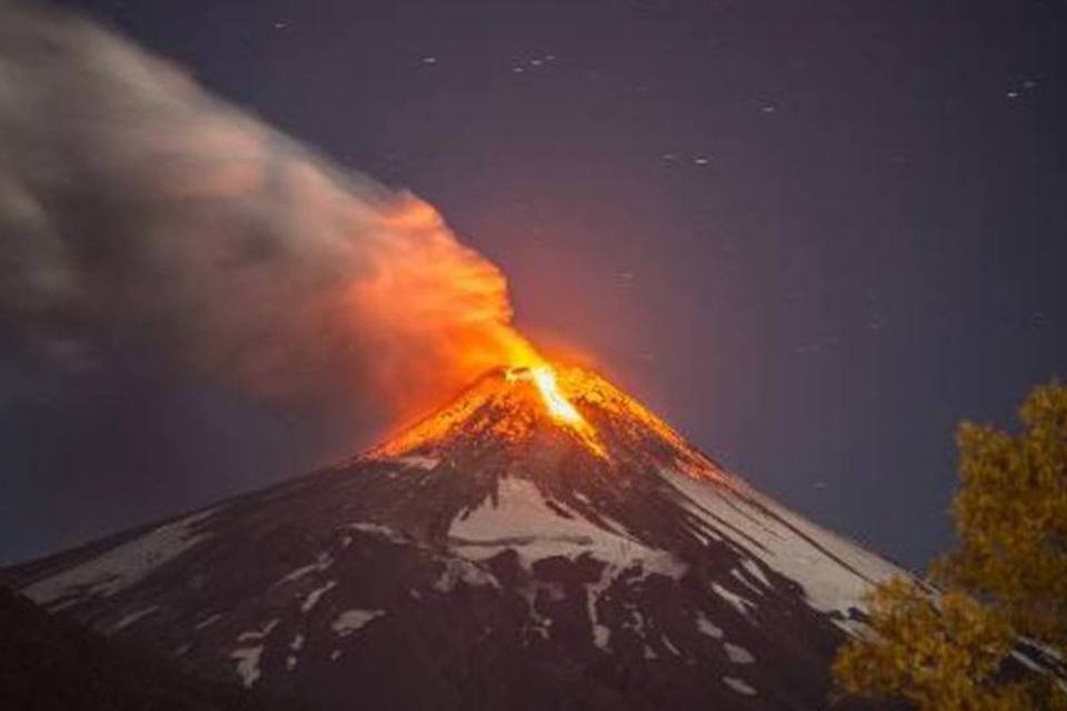 O vulcão Villarrica, localizado na região sul do Chile e um dos mais ativos do país, entrou em erupção na madrugada desta terça-feira (Francisco Negroni)