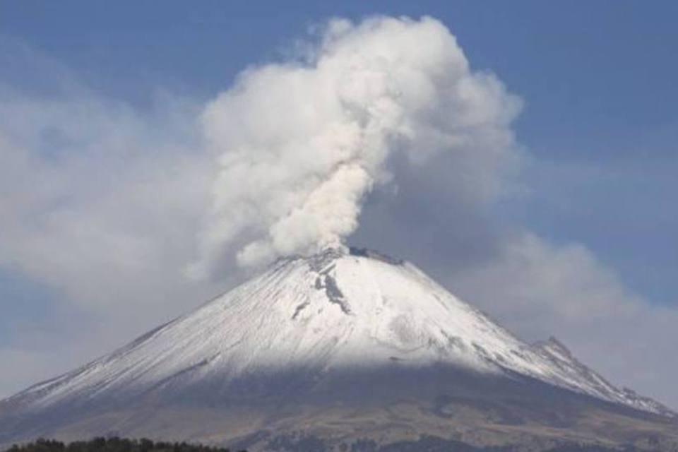Vulcão Popocatépetl lança nuvem de cinza e lava