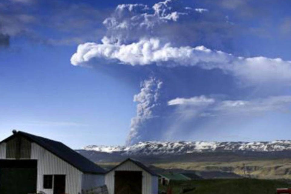 Tráfego aéreo é suspenso sobre vulcão islandês em erupção