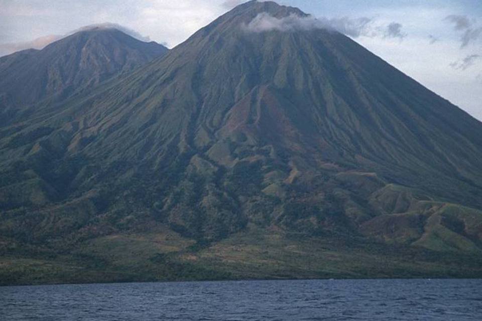 Vulcão entra em erupção e lança cinzas de 3 km de altura