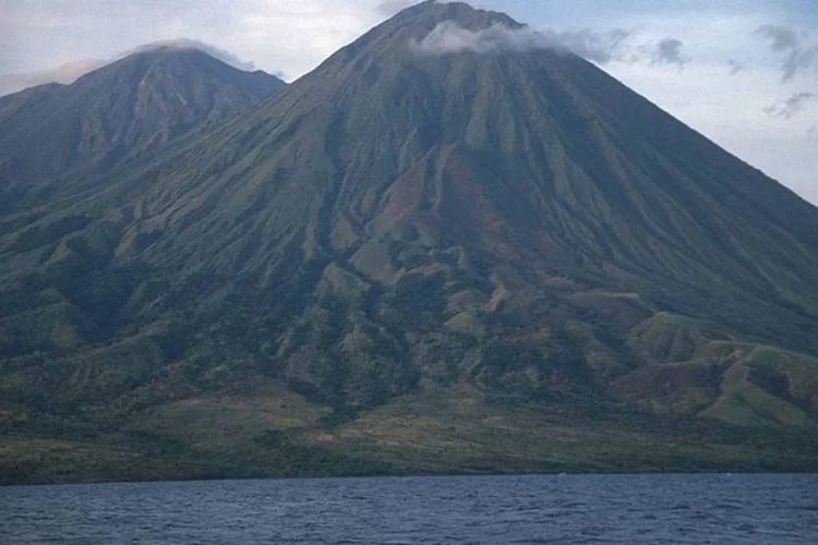 
	Monte Sangiang: regi&atilde;o estava em alerta desde junho do ano passado
 (Jack-z/Wikimedia Commons)