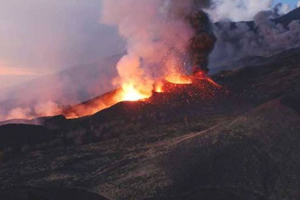 Erupção do vulcão Etna fecha aeroporto na Itália