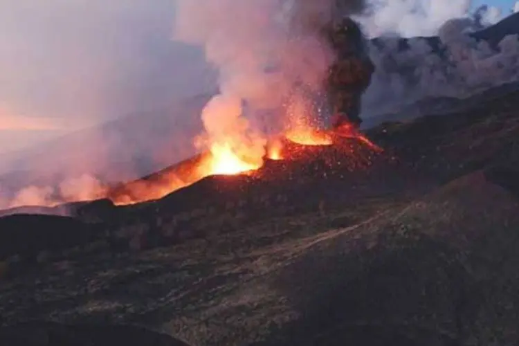 
	Erup&ccedil;&atilde;o vulc&acirc;nica no Etna, It&aacute;lia: o Etna &eacute; um vulc&atilde;o ativo e as erup&ccedil;&otilde;es acontecem regularmente, por&eacute;m este foi um dos mais intensos em meses
 (Getty Images)