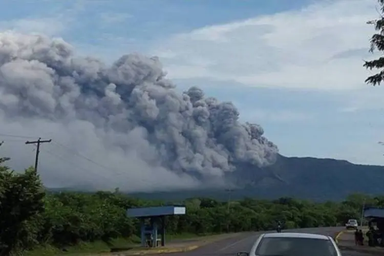 
	Vulc&atilde;o Telica em erup&ccedil;&atilde;o, em Nicar&aacute;gua: o vento provocou a queda de cinza em comunidades
 (Reprodução/Twitter/La Prensa Nicaragua)
