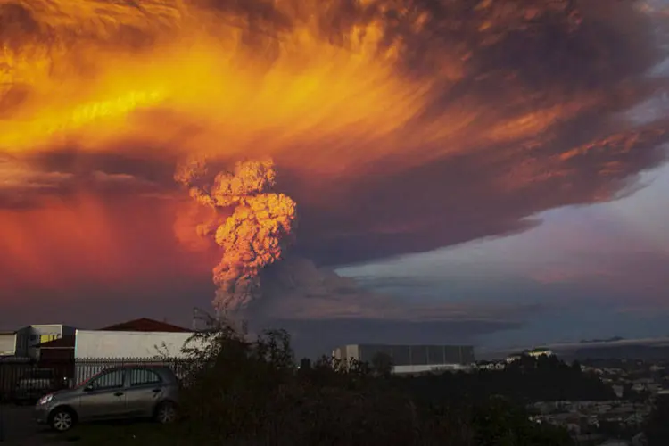 
	Vulc&atilde;o Cabulco: um montanhista que estava perto do cume quando a erup&ccedil;&atilde;o ocorreu est&aacute; desaparecido
 (REUTERS/Sergio Candia)