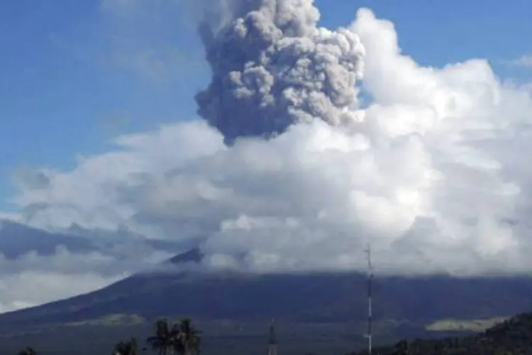 
	Cinzas s&atilde;o vistas ap&oacute;s explos&atilde;o fre&aacute;tica do vulc&atilde;o Mayon, situado a cerca de 360 quil&ocirc;metros de Manila, nas Filipinas
 (REUTERS/Rhaydz Barcia)