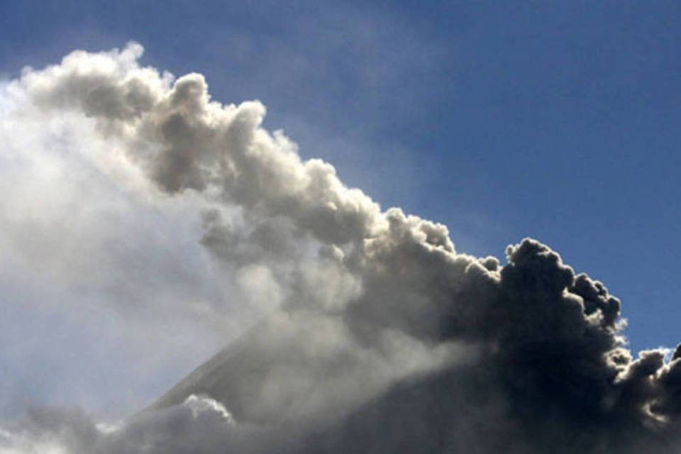 Aeroporto de Bali é novamente fechado por erupção vulcânica