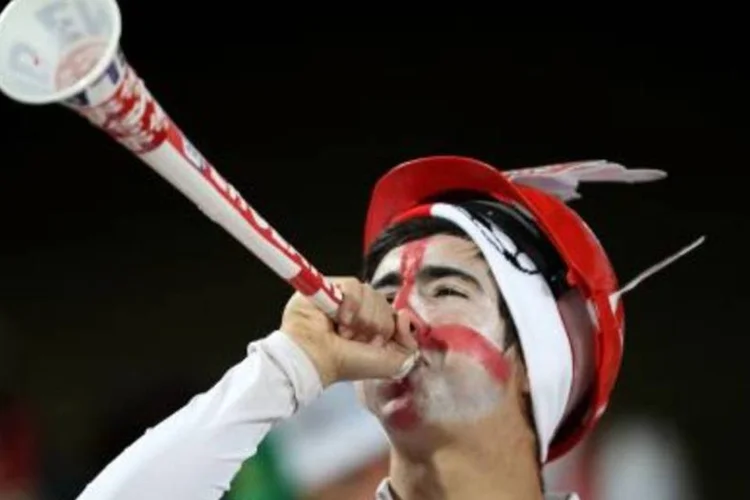 Torcedor inglês toca a vuvuzela: BBC estuda maneira de retirar o som do ´instrumento` na hora da transmissão dos jogos.  (Getty Images)