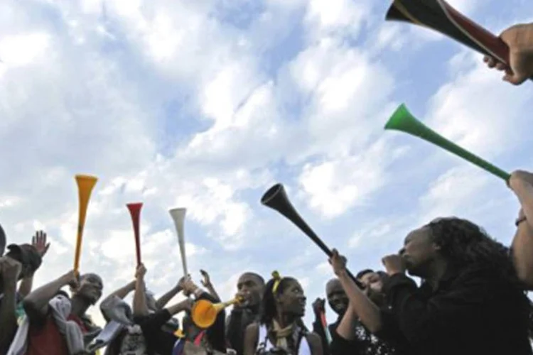 Torcedores sul-africanos se divertem ao som das vuvuzelas, as cornetas que se tornaram marca registrada da Copa do Mundo de 2010 (AFP)