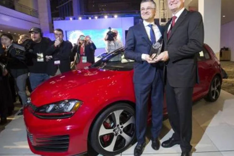 O presidente e CEO do Grupo Volkswagen, Michael Horn, e o Dr. Heinz-Jakob Neuser (à direita) posam com o Volkswagen Golf (Geoff Robins/AFP)