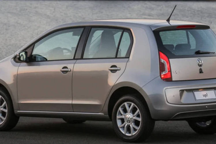 Carro aparece de traseira, revelando uma das principais novidades do modelo brasileiro: a tampa do porta-malas em aço no lugar da peça de vidro utilizada na Europa (Divulgação/Volkswagen)