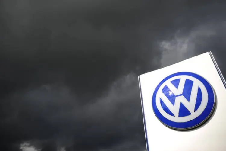 
	Nuvens carregadas s&atilde;o vistas sobre um s&iacute;mbolo Volkswagen: o esc&acirc;ndalo provocou a ren&uacute;ncia do presidente da VW Martin Winterkorn, que agora &eacute; objeto de dilig&ecirc;ncias judiciais na Alemanha
 (Getty Images)