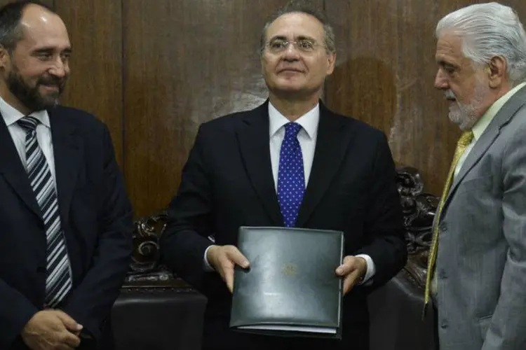 
	Jaques Wagner e Lu&iacute;s In&aacute;cio Adams entregam a Renan Calheiros a defesa do governo referente as contas de 2014 da presidente Dilma
 (Antonio Cruz/ Agência Brasil)