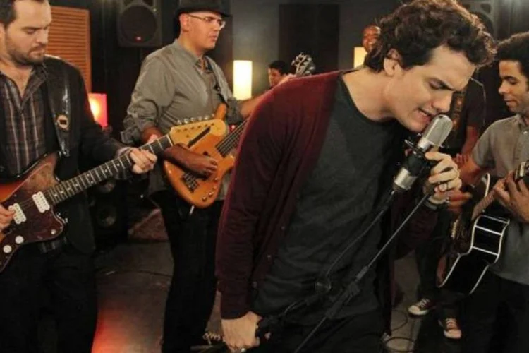 Wagner Moura e sua banda, denominada “Sua Mãe”, cantam em propaganda da Coca-Cola (Divulgação)