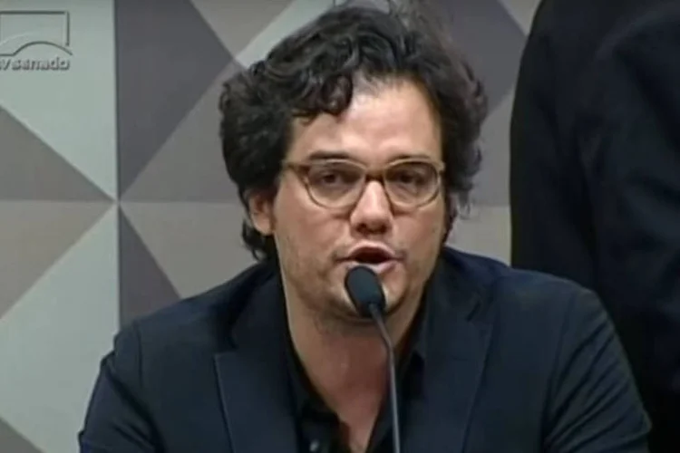 
	Wagner Moura em debate: o PLS 432/2013 trata da possibilidade de &ldquo;expropria&ccedil;&atilde;o das propriedades rurais e urbanas onde se localizem a explora&ccedil;&atilde;o de trabalho escravo&rdquo;
 (Reprodução/ TV Senado)