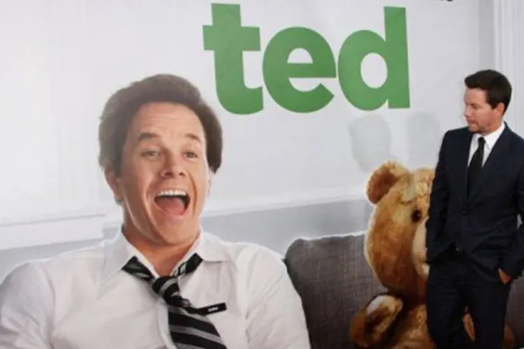 O filme é uma comédia surrealista na qual John (Mark Wahlberg) precisa lidar com seu urso de pelúcia, Ted, que ganhou vida quando ele ainda era criança (©AFP/Getty Images / Frederick M. Brown)