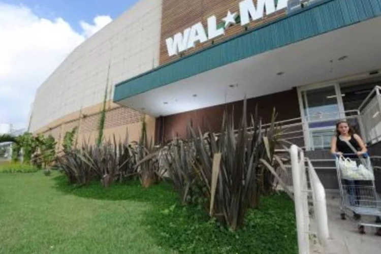Loja da Walmart: empresa quer abrir 100 farmácias em seus estabelecimentos. (.)